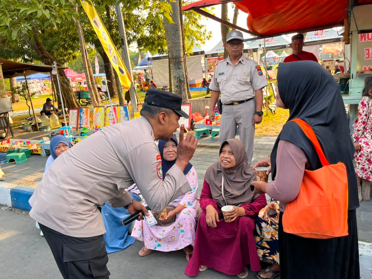 Pojok Kamtibmas Polres Ngawi Hadir di Pasar Krompol Ajak Warga Jaga Kamtibmas