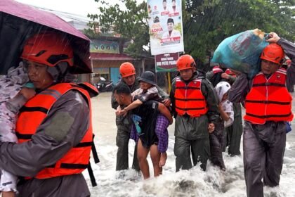 Polri Gerak Cepat Evakuasi Warga Terdampak Banjir di Padang