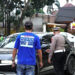Polresta Malang Kota dan Aremania Bagikan 39 Mawar, Tebar Pesan Damai Jelang HUT Arema FC