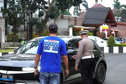 Polresta Malang Kota dan Aremania Bagikan 39 Mawar, Tebar Pesan Damai Jelang HUT Arema FC