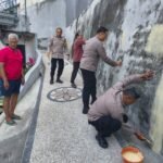 Sambut HUT ke-81 RI dan Gerakan Indonesia ASRI, Polresta Malang Kota dan Warga Gotong Royong Cat Tembok Gang Pemukiman