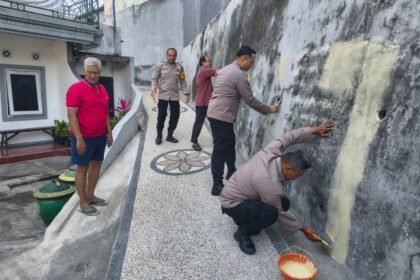 Sambut HUT ke-81 RI dan Gerakan Indonesia ASRI, Polresta Malang Kota dan Warga Gotong Royong Cat Tembok Gang Pemukiman