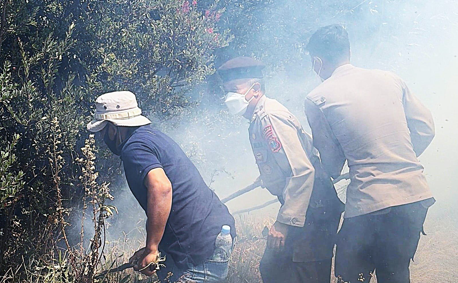 Karhutla Bromo: Api Mengarah ke Ngadisari, Polres Probolinggo Gerak Cepat Padamkan Api di Blok Seruni