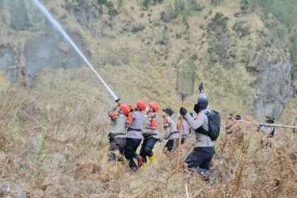 Wakapolres Probolinggo juga mengimbau masyarakat untuk tetap waspada terhadap potensi kebakaran, terutama di kawasan yang memiliki vegetasi kering, serta segera melaporkan apabila menemukan titik api