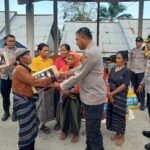 Polri Salurkan Bantuan Sosial untuk Warga Terdampak Gempa di Desa Kerirea