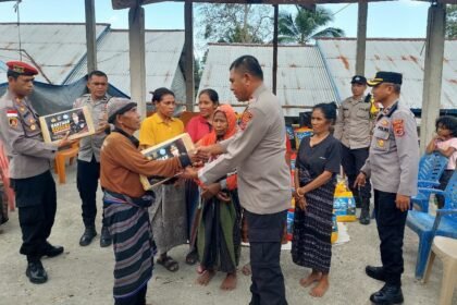 Polri Salurkan Bantuan Sosial untuk Warga Terdampak Gempa di Desa Kerirea