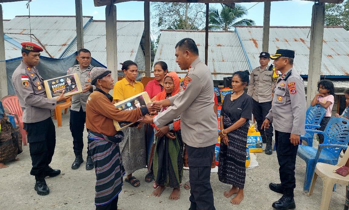 Polri Salurkan Bantuan Sosial untuk Warga Terdampak Gempa di Desa Kerirea