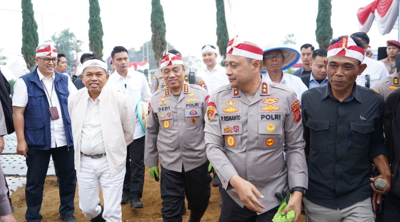 Wujudkan Swasembada, Wakapolri Pimpin Langsung Penanaman Perdana Bawang Putih Serentak