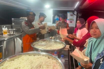 Brimob Polda Jatim Kerahkan Randurlap dan Water Treatment Pasok Makanan dan Air Bersih Pengungsi NTT