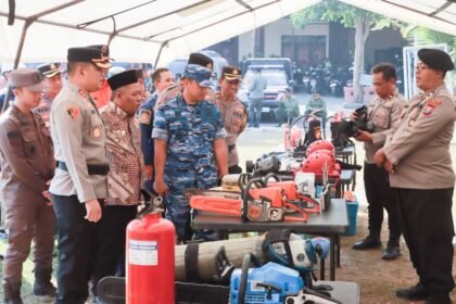 Polres Jombang bersama Pemerintah Kabupaten Jombang menggelar Apel Kesiapsiagaan Penanggulangan Bencana dan Gelar Sarana Prasarana Tahun 2026 di Lapangan Mapolres Jombang, Kamis (6/8/2026)