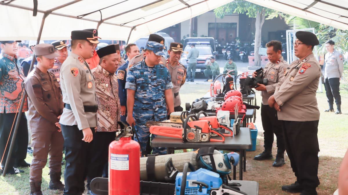 Polres Jombang bersama Pemerintah Kabupaten Jombang menggelar Apel Kesiapsiagaan Penanggulangan Bencana dan Gelar Sarana Prasarana Tahun 2026 di Lapangan Mapolres Jombang, Kamis (6/8/2026)