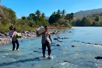 Menembus Jalan Terjal, Polri Hadir Membawa Harapan: Kapolres Nagekeo Salurkan Bantuan Kapolda NTT untuk Warga Terdampak Gempa
