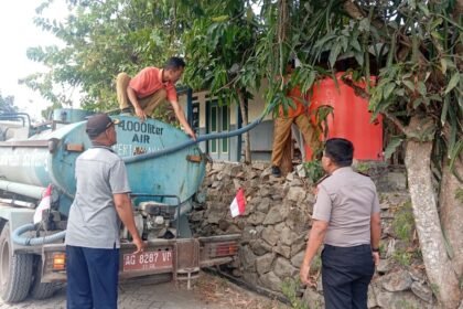 Polres Nganjuk Pasok 12 Ribu Liter Air Bersih ke Tiga Dusun Terdampak Kemarau