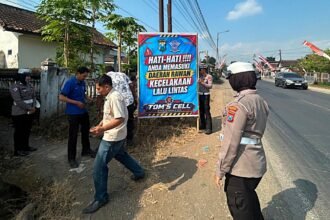 Edukasi ini menyasar para pengguna jalan secara langsung, mulai dari pengendara roda dua, pengemudi angkutan barang, hingga pelajar sekolah