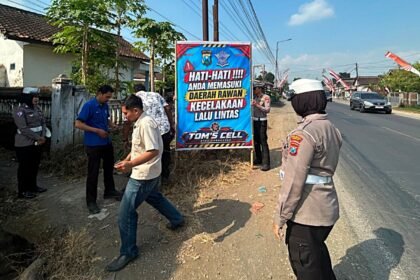 Edukasi ini menyasar para pengguna jalan secara langsung, mulai dari pengendara roda dua, pengemudi angkutan barang, hingga pelajar sekolah