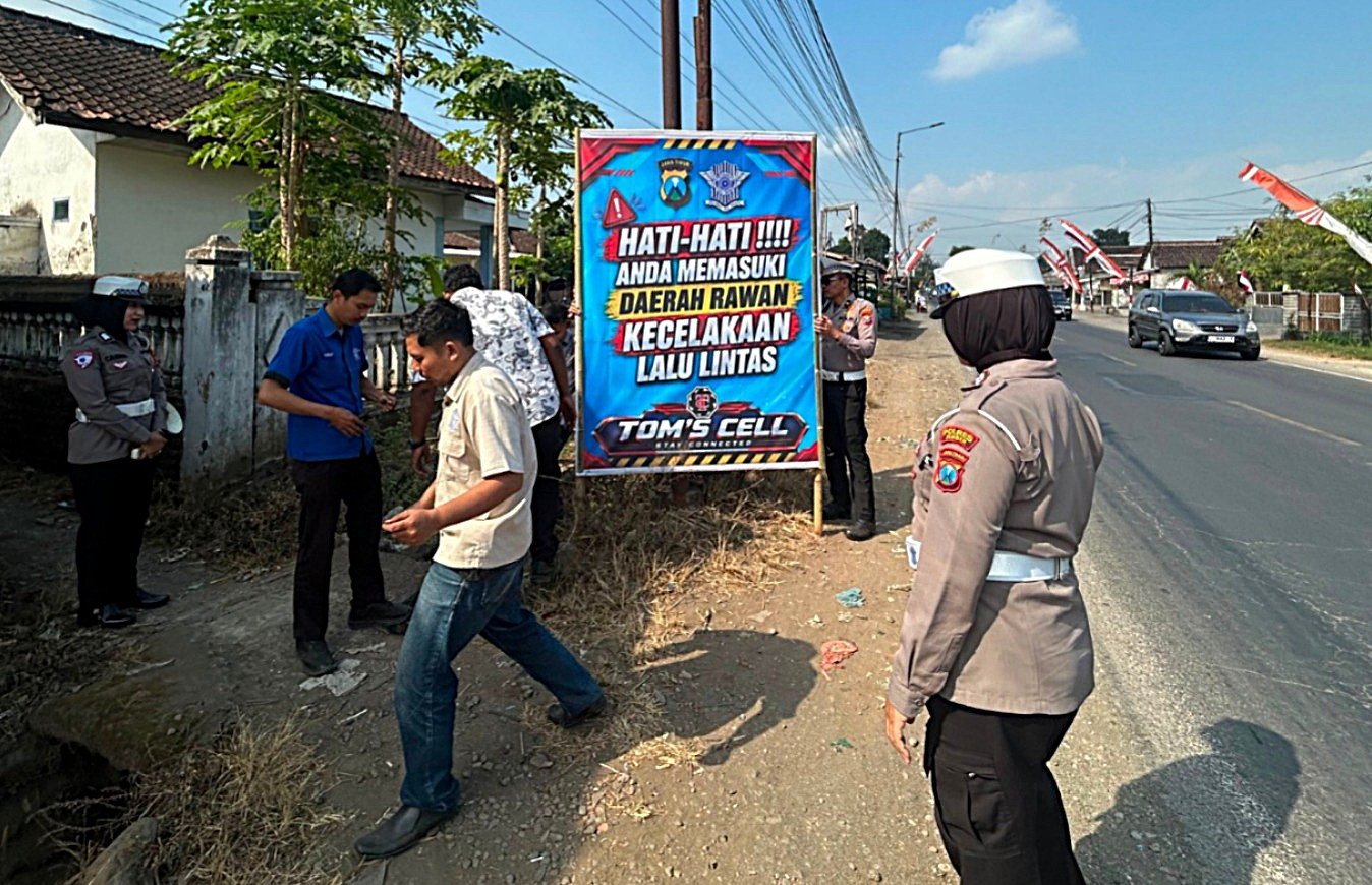 Edukasi ini menyasar para pengguna jalan secara langsung, mulai dari pengendara roda dua, pengemudi angkutan barang, hingga pelajar sekolah