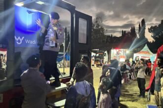 Hadirnya Kendaraan Watergen Brimob, Pelepas Dahaga Warga Pengungsian di Manggarai