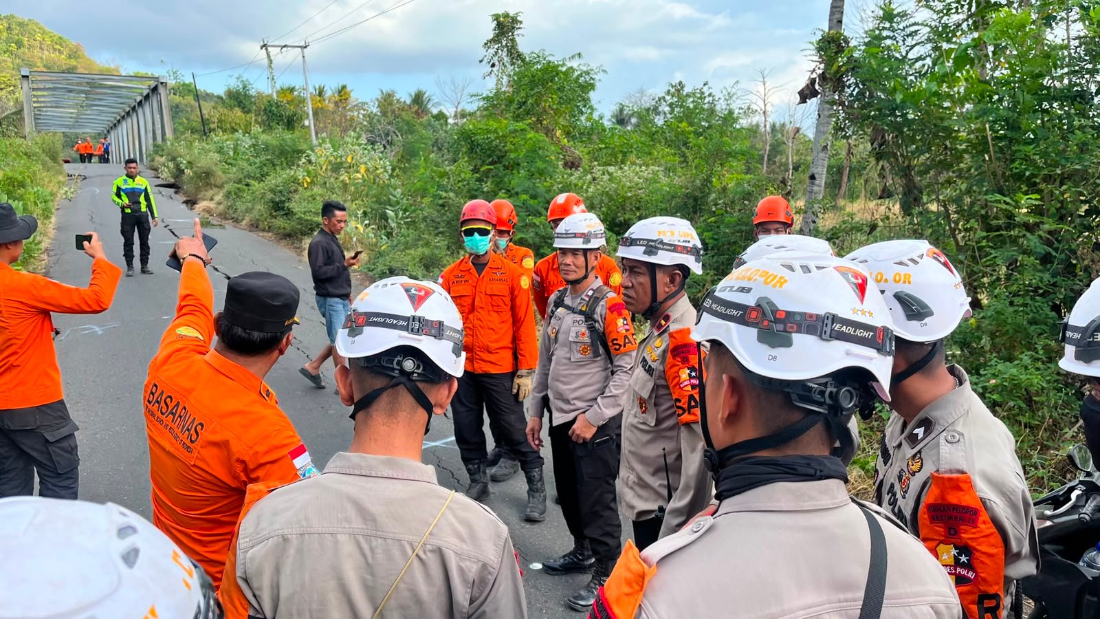 Hari Ke-4 Pascagempa, Polri Terus Bergerak Brimob dan Bantuan Logistik Konsisten Dikirim ke NTT