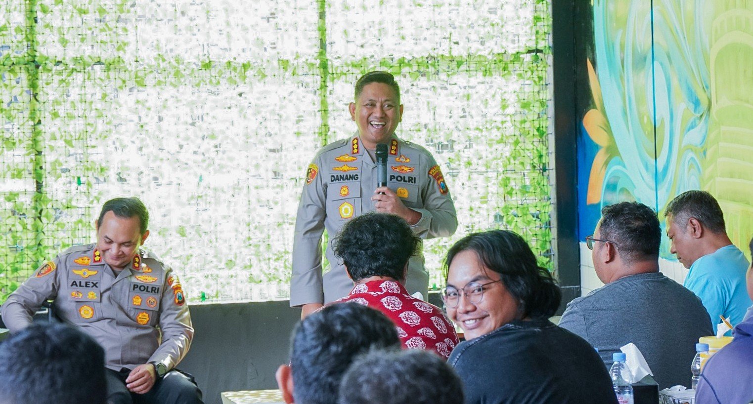 Kapolresta Malang Kota Ajak Media dan Suporter Jaga Kamtibmas, Dorong Aremania Bonek Rawat Kedamaian Sepak BolaKapolresta Malang Kota Ajak Media dan Suporter Jaga Kamtibmas, Dorong Aremania Bonek Rawat Kedamaian Sepak Bola