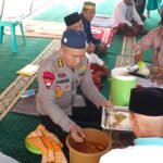 Usai Salat Jumat, Dansatgas SAR Brimob Makan Bersama Warga Terdampak Gempa di Reo