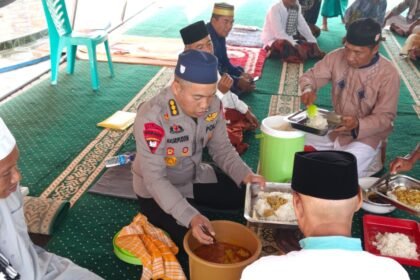 Usai Salat Jumat, Dansatgas SAR Brimob Makan Bersama Warga Terdampak Gempa di Reo