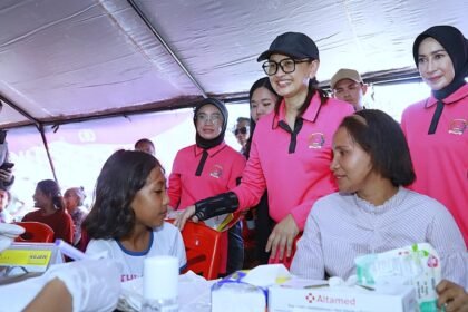 Ketua Umum Bhayangkari Gelar Bakti Sosial & Bakti Kesehatan bagi Pengungsi Gempa Flores