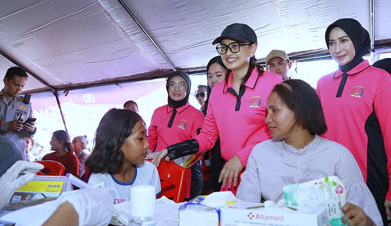 Ketua Umum Bhayangkari Gelar Bakti Sosial & Bakti Kesehatan bagi Pengungsi Gempa Flores