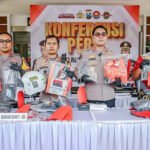 Korban kemudian mengalami kekerasan dan diseret ke pinggir jalan. Sepeda motor serta telepon genggam milik korban kemudian diambil secara paksa