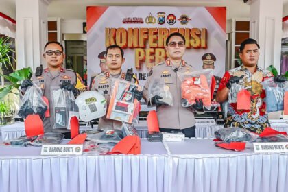 Korban kemudian mengalami kekerasan dan diseret ke pinggir jalan. Sepeda motor serta telepon genggam milik korban kemudian diambil secara paksa