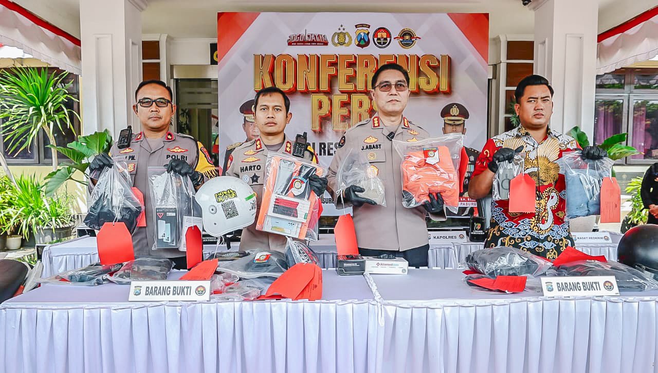 Korban kemudian mengalami kekerasan dan diseret ke pinggir jalan. Sepeda motor serta telepon genggam milik korban kemudian diambil secara paksa