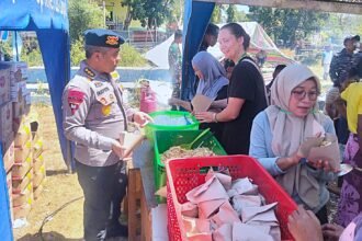 Pelayanan Makanan dan Evakuasi Korban Gempa oleh SAR Korbrimob Polri di Manggarai Timur