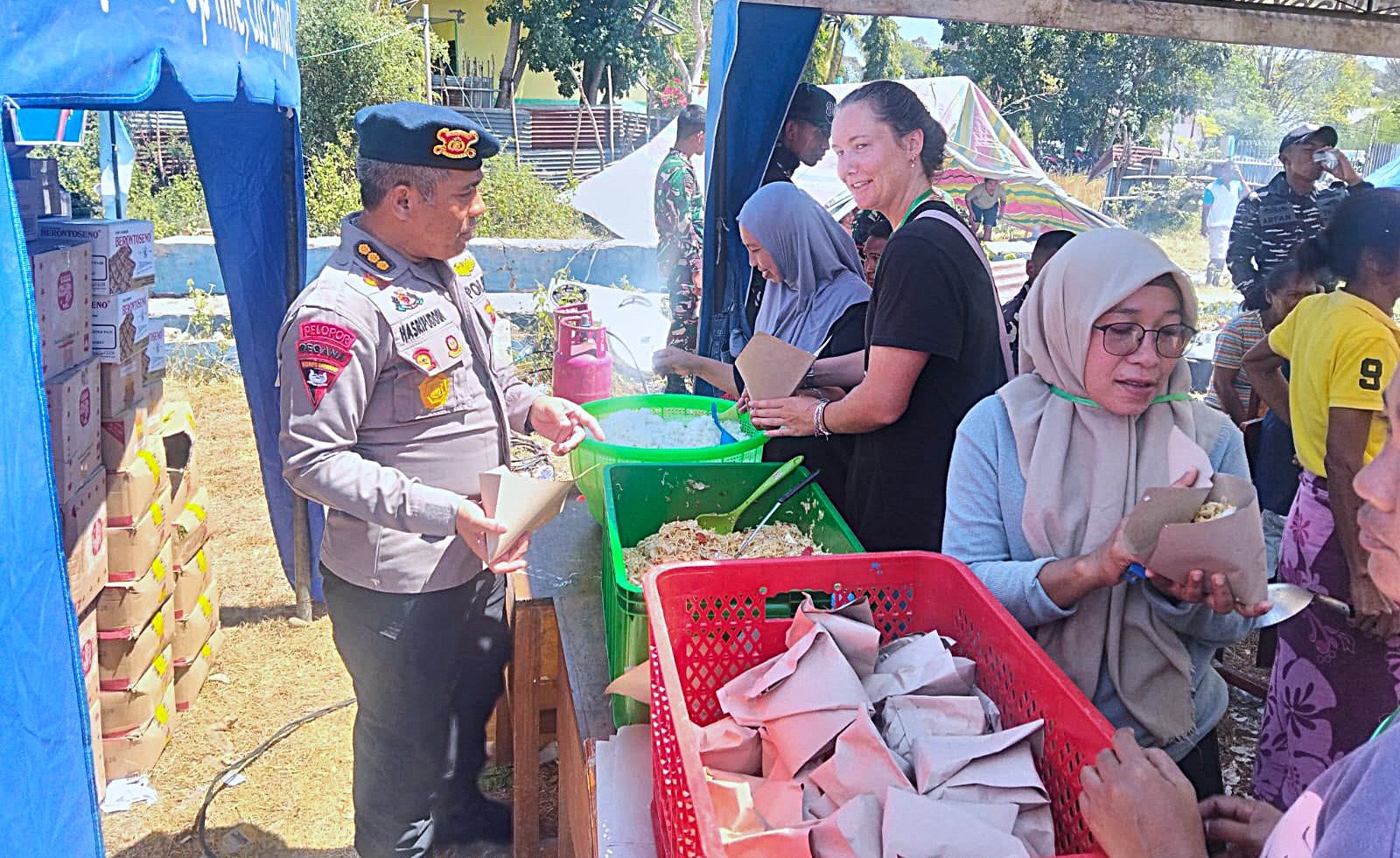 Pelayanan Makanan dan Evakuasi Korban Gempa oleh SAR Korbrimob Polri di Manggarai Timur