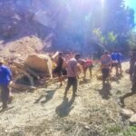 Pembersihan dilakukan secara bertahap untuk membuka kembali akses jalan yang sebelumnya tertutup material tanah longsor.
