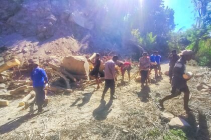 Pembersihan dilakukan secara bertahap untuk membuka kembali akses jalan yang sebelumnya tertutup material tanah longsor.