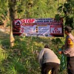 Polres Blitar Kota Edukasi Warga dan Pasang Banner Cegah Karhutla di Lereng Gunung Pegat