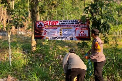 Polres Blitar Kota Edukasi Warga dan Pasang Banner Cegah Karhutla di Lereng Gunung Pegat