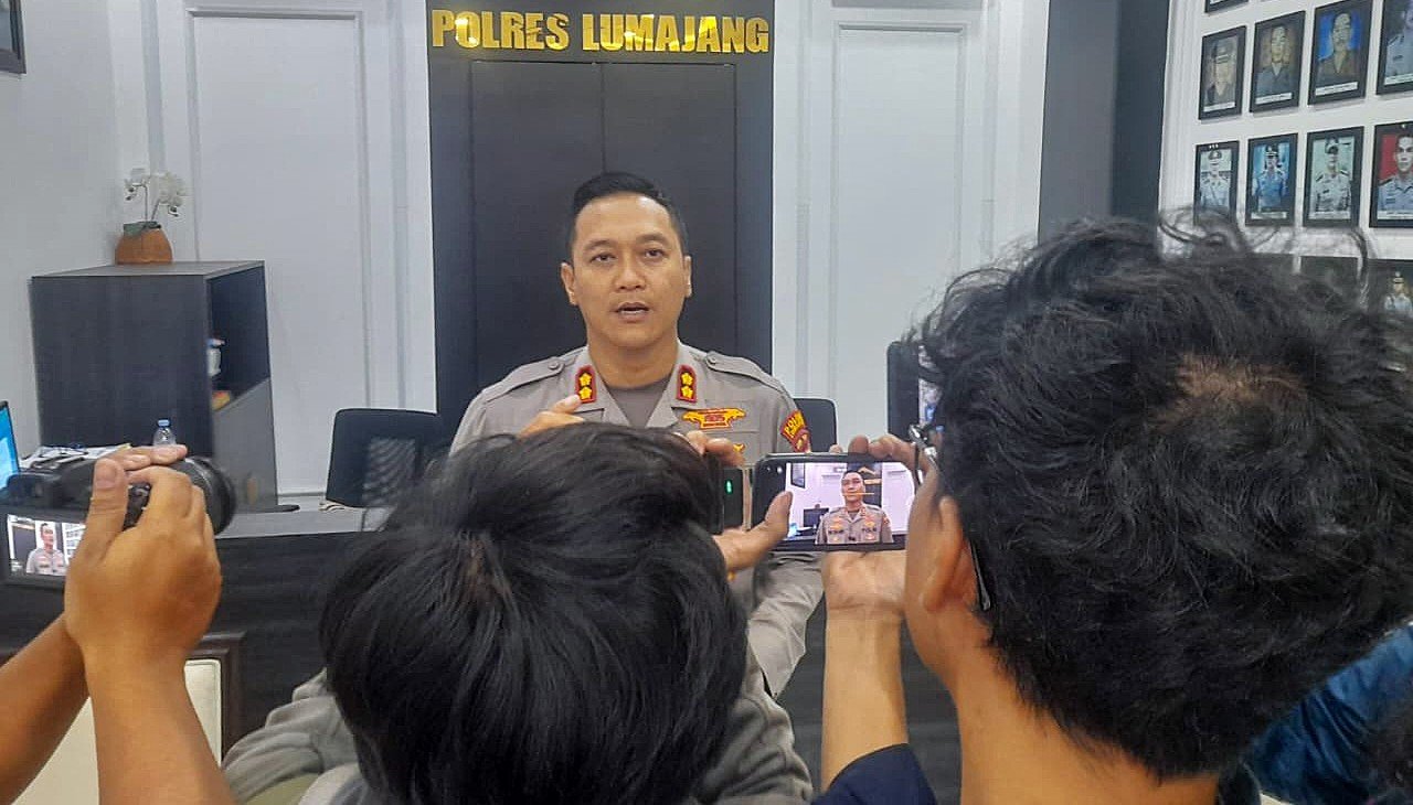 Polres Lumajang Amankan Tiga Tersangka Komplotan Pencurian Berkedok Investasi Fiktif