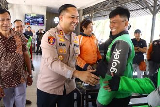 Bangun Sinergi, Kapolres Gresik Gelar Dialog Interaktif dan Bagi Bansos ke Driver Ojol