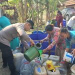 Polres Bojonegoro Distribusikan 8.000 Liter Air Bersih untuk Warga Ngambon