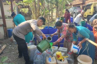 Polres Bojonegoro Distribusikan 8.000 Liter Air Bersih untuk Warga Ngambon