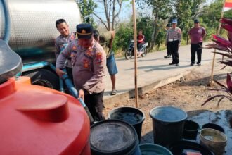 Polres Ponorogo Hadir Bawa Harapan Saat Kemarau Panjang, Salurkan 16 Ribu Liter Air Bersih untuk Warga Karangpatihan