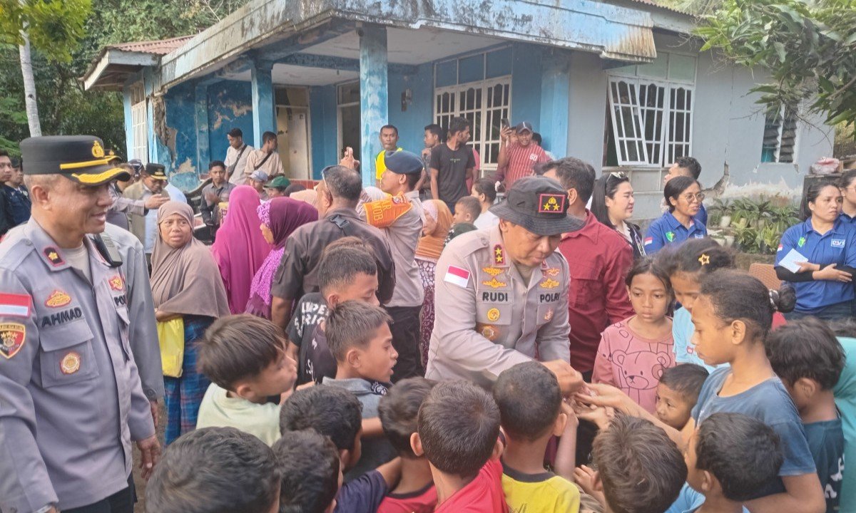 Polri Berikan Trauma Healing bagi Anak-Anak Terdampak Gempa Bumi di Ende