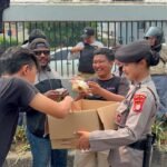 Polwan Sapa Pejuang Aspirasi, Bagikan Makanan dan Minuman di DPR