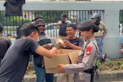 Polwan Sapa Pejuang Aspirasi, Bagikan Makanan dan Minuman di DPR