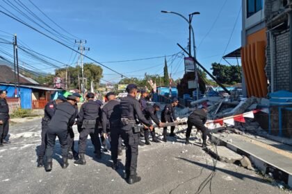 Gempa M 7,7 Guncang NTT, Satbrimob Polda NTT Gerak Cepat Evakuasi Korban dan Buka Akses