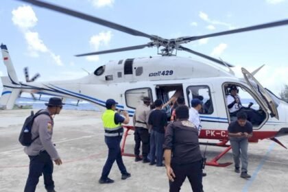 Polri Evakuasi Dua Warga Palue Lewat Jalur Udara, Lansia Korban Reruntuhan dan Ibu Hamil