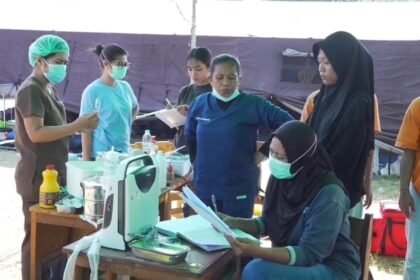 Pusdokkes Polri Berikan Layanan Kesehatan Gratis, 120 Warga Terdampak Gempa di Reo Telah Dilayani