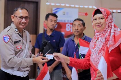 Satlantas Polres Gresik Hadiahkan SIM Gratis untuk 17 Warga yang Lahir 17 Agustus