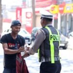 Susuri Jalanan Kota, Satlantas Polres Gresik Tebar Kebaikan Lewat Jumat Berkah Berbagi