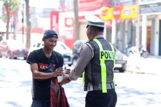 Susuri Jalanan Kota, Satlantas Polres Gresik Tebar Kebaikan Lewat Jumat Berkah Berbagi